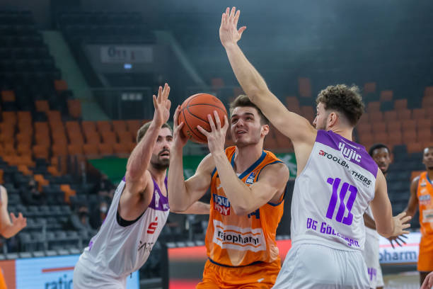 有的球队采 有的球队采