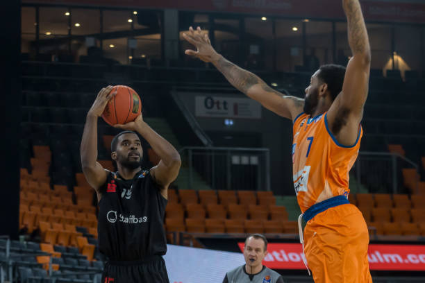 边锋内收 边锋内收